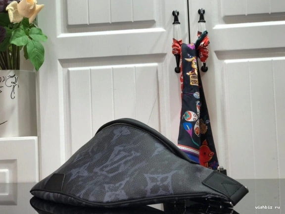 WIS LOUIS DISCOVERY VUITTON BUMBAG 0211